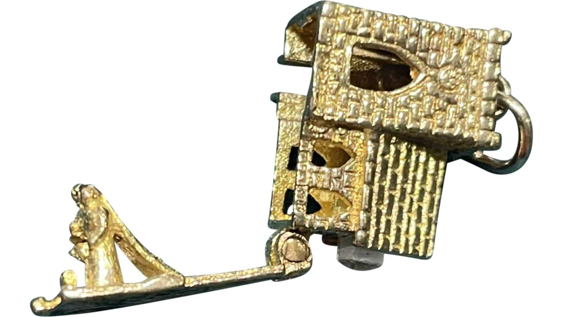 Understanding Hallmarks on Second Hand Gold Charms in the UK 