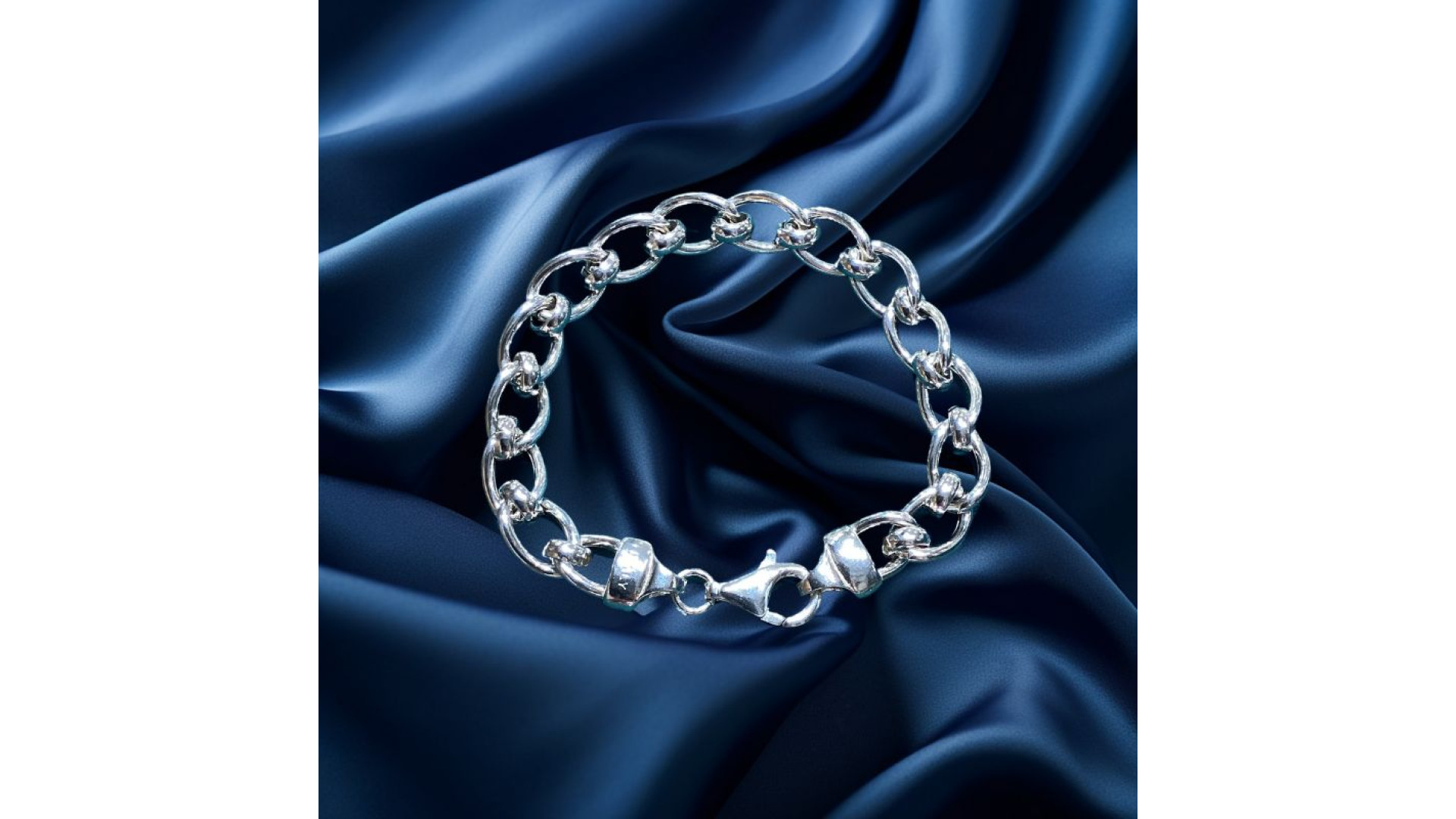 Ladies' Silver Bracelets: How to Style Pre-Loved Pieces for a Timeless UK Look?