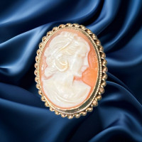 Pre-loved vintage 9ct yellow gold hallmarked second hand Cameo brooch